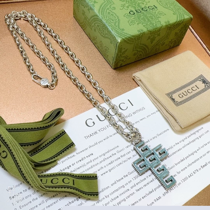 G*u*i necklaces